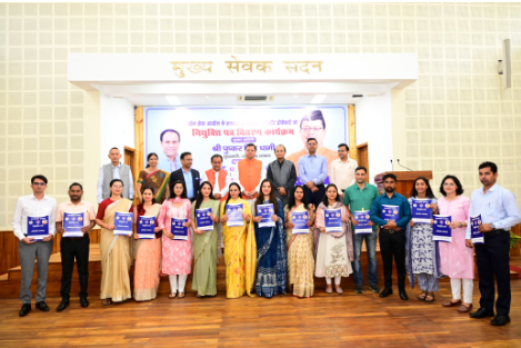 मुख्यमंत्री श्री पुष्कर सिंह धामी ने मुख्यमंत्री आवास स्थित मुख्य सेवक सदन में 05 विषयों में चयनित 108 असिस्टेंट प्रोफेसर को नियुक्ति पत्र प्रदान किये।